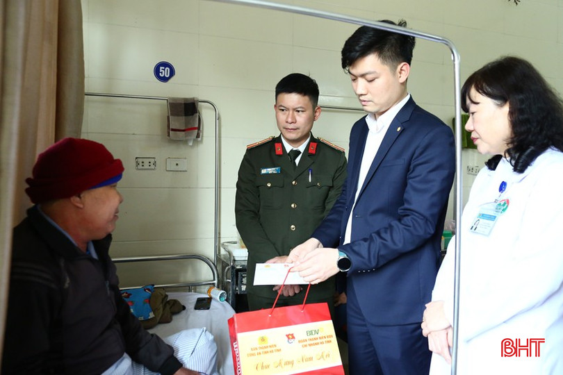 Đoàn thăm hỏi tặng quà cho các bệnh nhân ung thư ở BVĐK tỉnh. bqbht_br_tham-hoi-tang-qua-cho-cac-benh-nhan-ung-thu.jpg