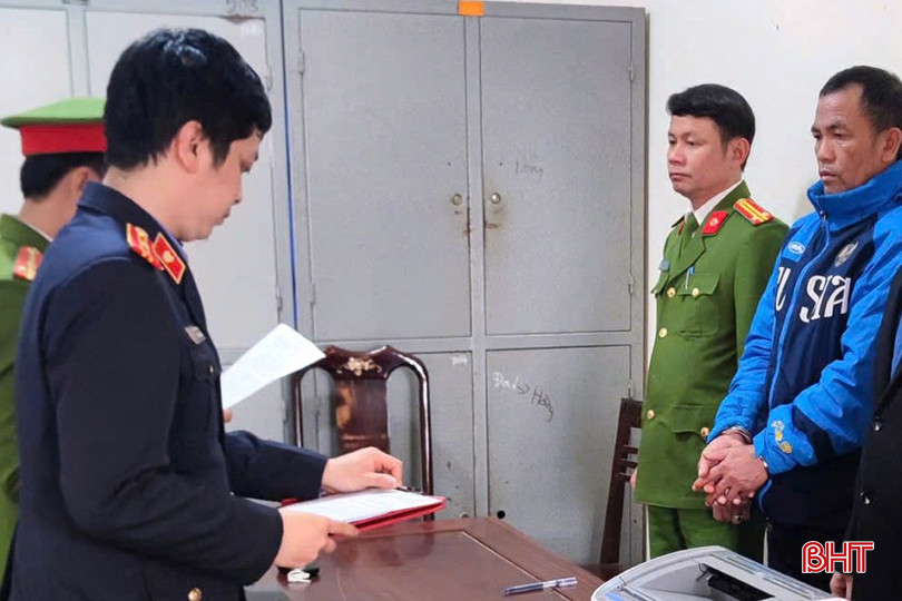 Cơ quan điều tra đọc lệnh bắt tạm giam đối với Nguyễn Văn Hương. bqbht_br_z6423315989668-21eeaab5b6f438b2d281729c0ffab2a7.jpg
