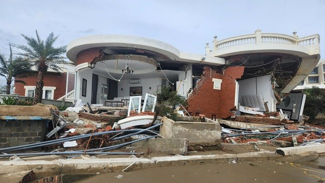 Hàng loạt căn biệt thự tại biển Xuân Thành sập đổ, hư hỏng nặng nề trong bão số 10.