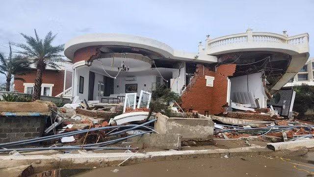 Hàng loạt căn biệt thự tại biển Xuân Thành sập đổ, hư hỏng nặng nề trong bão số 10.