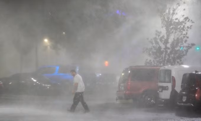 Bão Milton đổ bộ gây mưa to gió lớn ở Tampa, Florida, hôm 9/10. Ảnh: AP