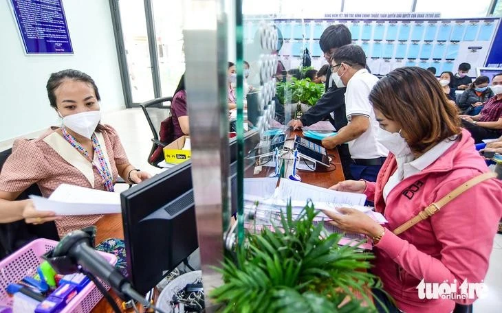 Công chức TP.HCM giải quyết thủ tục hành chính cho người dân - Ảnh: QUANG ĐỊNH