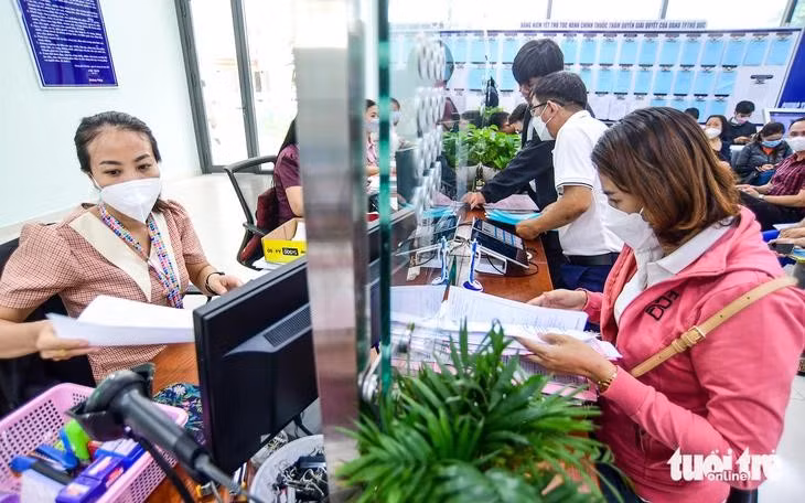 Công chức TP.HCM giải quyết thủ tục hành chính cho người dân - Ảnh: QUANG ĐỊNH