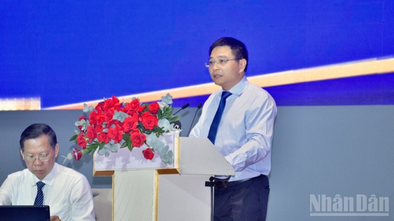 Bộ trưởng Tài chính Nguyễn Văn Thắng công bố Quyết định của Thủ tướng Chính phủ thành lập Ban Chỉ đạo về Trung tâm tài chính quốc tế tại Việt Nam. (Ảnh: Thanh Giang) Bộ trưởng Tài chính Nguyễn Văn Thắng công bố Quyết định của Thủ tướng Chính phủ thành lập Ban Chỉ đạo về Trung tâm tài chính quốc tế tại Việt Nam. (Ảnh: Thanh Giang)