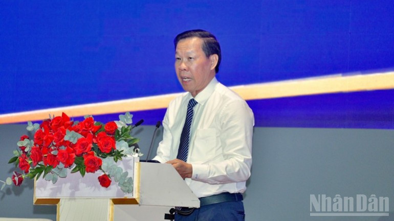 Chủ nghiệm Ủy ban Kinh tế và Tài chính của Quốc hội Phan Văn Mãi công bố Nghị quyết 222/2025/QH15 của Quốc hội. (Ảnh: Thanh Giang) Chủ nghiệm Ủy ban Kinh tế và Tài chính của Quốc hội Phan Văn Mãi công bố Nghị quyết 222/2025/QH15 của Quốc hội. (Ảnh: Thanh Giang)