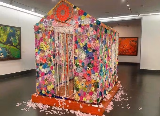 Sàn của nhà len được trang trí những cánh hoa. Ảnh: Bảo tàng Mỹ thuật Việt Nam