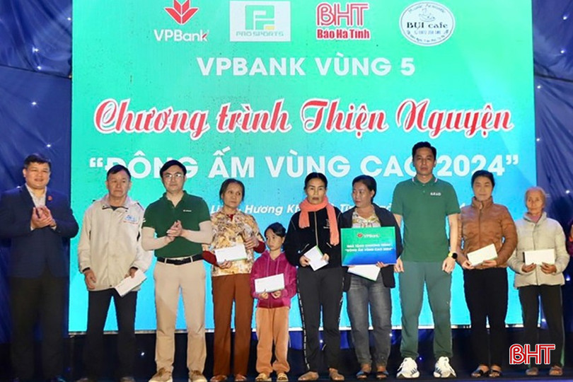 Ngày 30/11/2024, VPBank, ProSport, Bụi cà phê, Báo Hà Tĩnh và huyện Hương Khê tổ chức chương trình “Đông ấm vùng cao” tại xã Hương Liên (Hương Khê) với nhiều phần quà ý nghĩa được trao cho các hoàn cảnh khó khăn. bqbht_br_a1.jpg