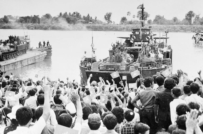 Người dân thủ đô Phnom Penh lưu luyến tiễn đưa các chiến sỹ Quân đoàn 4 - Binh đoàn Cửu Long, Quân tình nguyện Việt Nam hoàn thành nghĩa vụ quốc tế, lên đường trở về nước, sáng 2/5/1983. (Ảnh: TTXVN). Người dân thủ đô Phnom Penh lưu luyến tiễn đưa các chiến sỹ Quân đoàn 4 - Binh đoàn Cửu Long, Quân tình nguyện Việt Nam hoàn thành nghĩa vụ quốc tế, lên đường trở về nước, sáng 2/5/1983. (Ảnh: TTXVN).