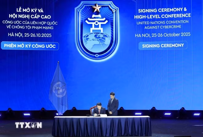 Bộ trưởng Bộ Công an Việt Nam Lương Tam Quang ký Công ước của Liên hợp quốc về Chống tội phạm mạng. (Ảnh: Phương Hoa/TTXVN)
