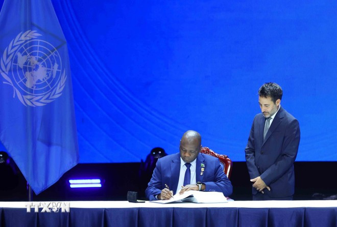 Thư ký Thường trực Bộ Thông tin và Truyền thông và Công nghệ Thông tin, Cộng hoà Thống nhất Tanzania Mohammed Khamis Abdulla ký Công ước của Liên hợp quốc về Chống tội phạm mạng. (Ảnh: Phương Hoa/TTXVN) Thư ký Thường trực Bộ Thông tin và Truyền thông và Công nghệ Thông tin, Cộng hoà Thống nhất Tanzania Mohammed Khamis Abdulla ký Công ước của Liên hợp quốc về Chống tội phạm mạng. (Ảnh: Phương Hoa/TTXVN)