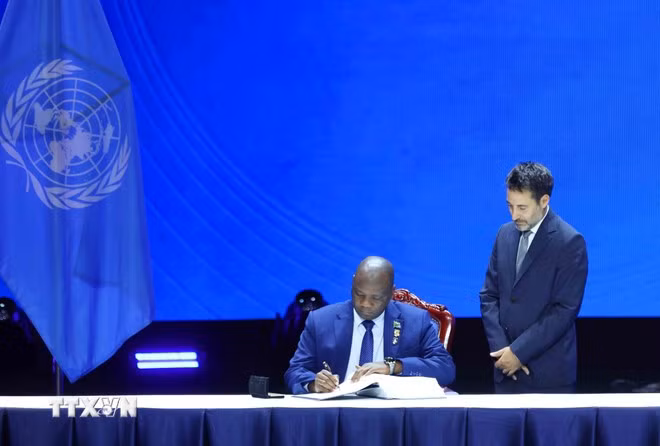 Thư ký Thường trực Bộ Thông tin và Truyền thông và Công nghệ Thông tin, Cộng hoà Thống nhất Tanzania Mohammed Khamis Abdulla ký Công ước của Liên hợp quốc về Chống tội phạm mạng. (Ảnh: Phương Hoa/TTXVN)