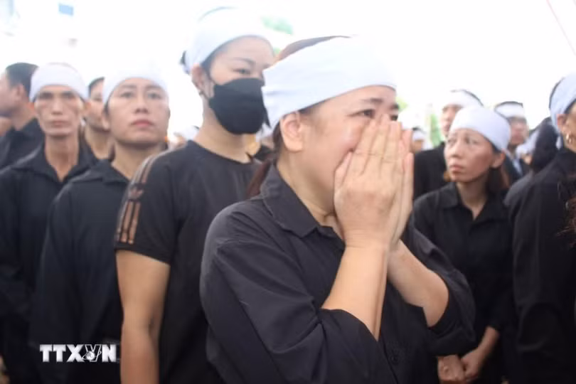 Giây phút xúc động nghẹn ngào của người dân Đông Anh tại lễ viếng. (Ảnh: TTXVN)