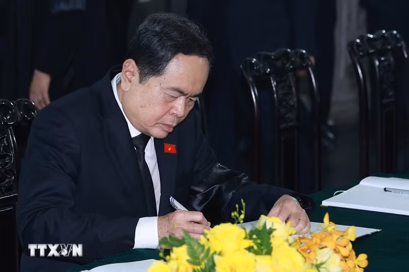 Chủ tịch Quốc hội Trần Thanh Mẫn ghi sổ tang. (Ảnh: TTXVN)