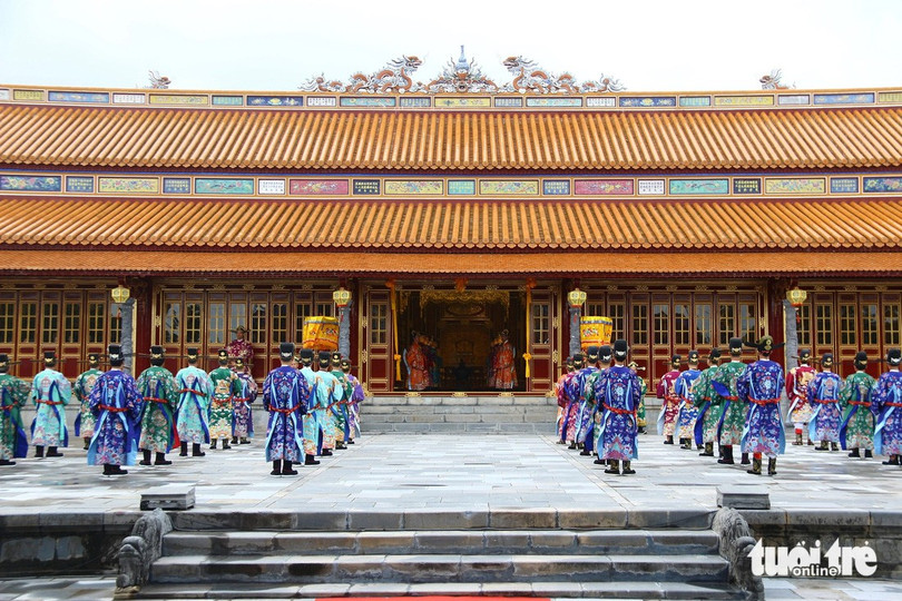 Trong ngày khánh thành trùng tu điện Thái Hòa, Trung tâm Bảo tồn di tích cố đô Huế đã tái hiện lễ thiết đại triều dưới thời Nguyễn - Ảnh: NHẬT LINH Trong ngày khánh thành trùng tu điện Thái Hòa, Trung tâm Bảo tồn di tích cố đô Huế đã tái hiện lễ thiết đại triều dưới thời Nguyễn - Ảnh: NHẬT LINH