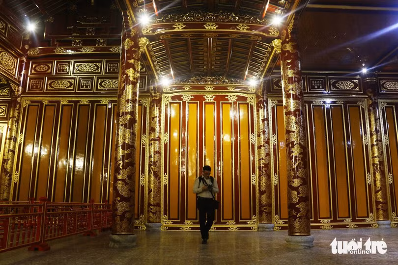 Đây là đợt trùng tu lớn sau hơn 200 năm tồn tại của điện Thái Hòa. Việc trùng tu được thực hiện bằng các biện pháp thủ công truyền thống - Ảnh: NHẬT LINH