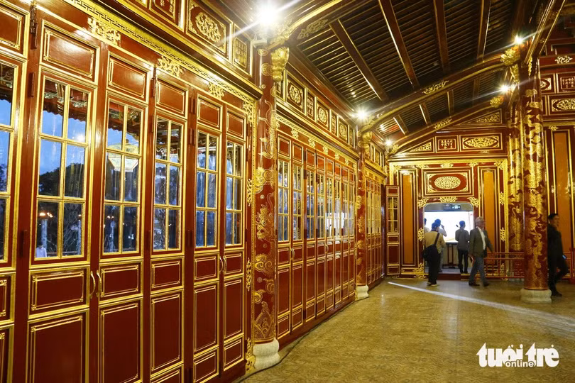 Toàn bộ hệ thống cửa cùng cấu kiện bằng gỗ được sơn son, thếp vàng thật khiến ngôi điện trở nên lung linh, sang trọng - Ảnh: NHẬT LINH