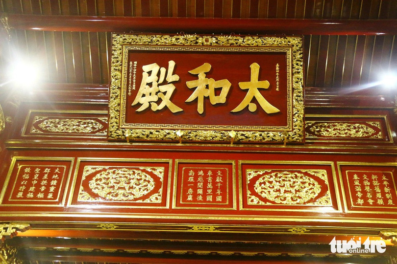Tấm biển "Thái Hòa Điện" cùng hệ thống thơ văn trên kiến trúc cung đình được sơn son, thếp vàng - Ảnh: NHẬT LINH Tấm biển "Thái Hòa Điện" cùng hệ thống thơ văn trên kiến trúc cung đình được sơn son, thếp vàng - Ảnh: NHẬT LINH