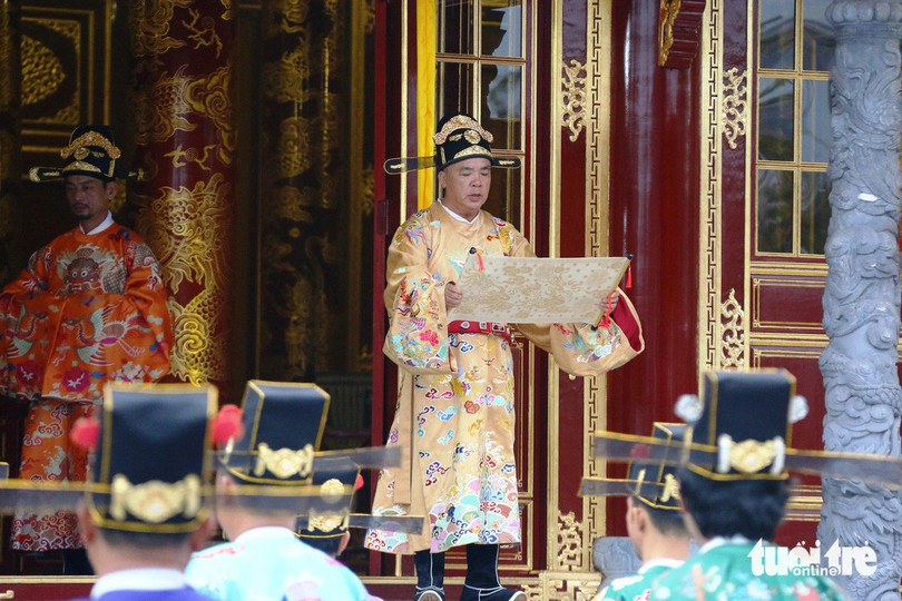 Một vị quan đọc chiếu chỉ của nhà vua trong lễ thiết đại triều tái hiện tại sân điện Thái Hòa - Ảnh: NHẬT LINH Một vị quan đọc chiếu chỉ của nhà vua trong lễ thiết đại triều tái hiện tại sân điện Thái Hòa - Ảnh: NHẬT LINH
