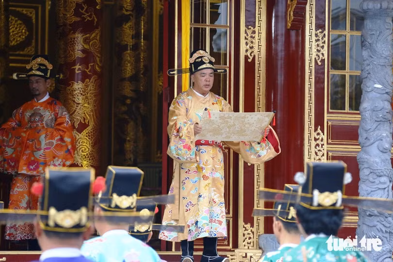 Một vị quan đọc chiếu chỉ của nhà vua trong lễ thiết đại triều tái hiện tại sân điện Thái Hòa - Ảnh: NHẬT LINH