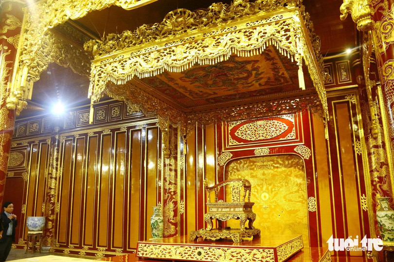 Bên trong điện Thái Hòa ngày hoàn thành trùng tu, đón du khách đến tham quan - Ảnh: NHẬT LINH Bên trong điện Thái Hòa ngày hoàn thành trùng tu, đón du khách đến tham quan - Ảnh: NHẬT LINH