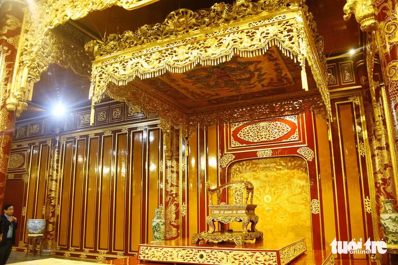 Bên trong điện Thái Hòa ngày hoàn thành trùng tu, đón du khách đến tham quan - Ảnh: NHẬT LINH