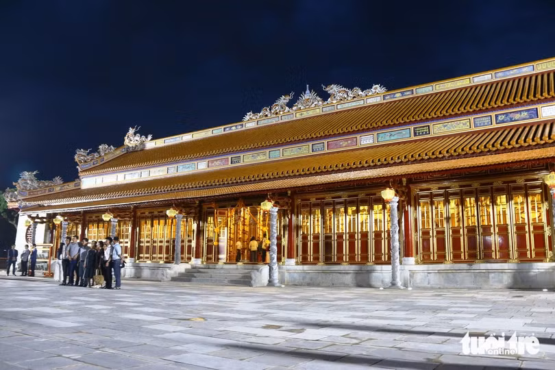 Điện Thái Hòa lung linh về đêm - Ảnh: NHẬT LINH