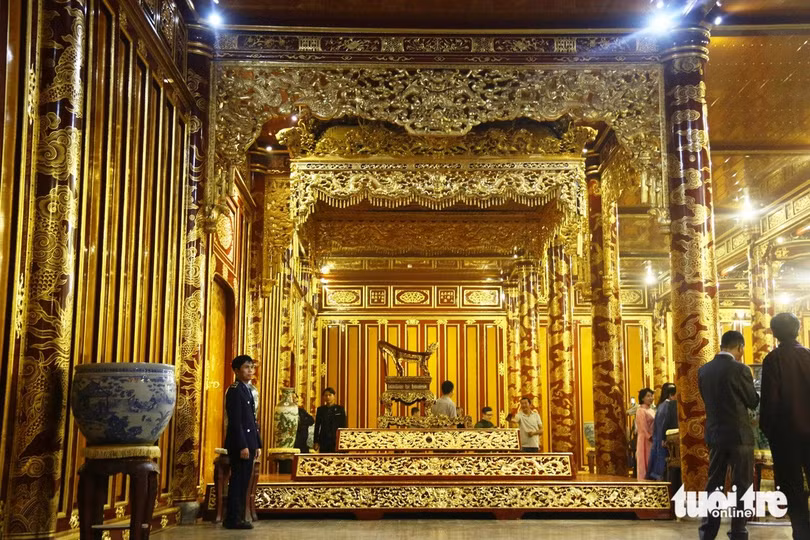 Bên trong không gian điện Thái Hòa - nơi đặt ngai vàng triều Nguyễn - Ảnh: NHẬT LINH