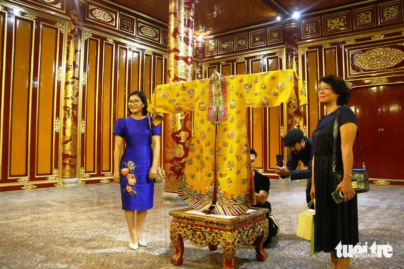 Chiếc phượng bào được cho là của Nam Phương hoàng hậu trưng bày bên trong điện Thái Hòa - Ảnh: NHẬT LINH Chiếc phượng bào được cho là của Nam Phương hoàng hậu trưng bày bên trong điện Thái Hòa - Ảnh: NHẬT LINH