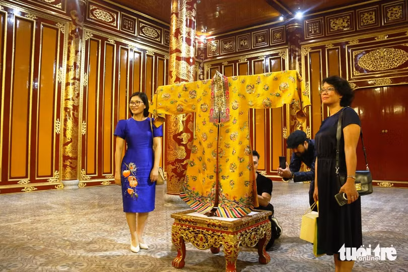 Chiếc phượng bào được cho là của Nam Phương hoàng hậu trưng bày bên trong điện Thái Hòa - Ảnh: NHẬT LINH