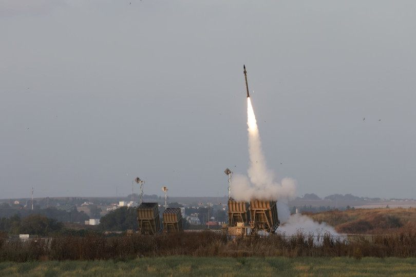 Hệ thống phòng không Iron Dome (Vòm Sắt) được kích hoạt tại thành phố Sderot, Israel để đánh chặn các tên lửa từ Dải Gaza, ngày 13/5/2023. Ảnh: AFP/TTXVN Hệ thống phòng không Iron Dome (Vòm Sắt) được kích hoạt tại thành phố Sderot, Israel để đánh chặn các tên lửa từ Dải Gaza, ngày 13/5/2023. Ảnh: AFP/TTXVN