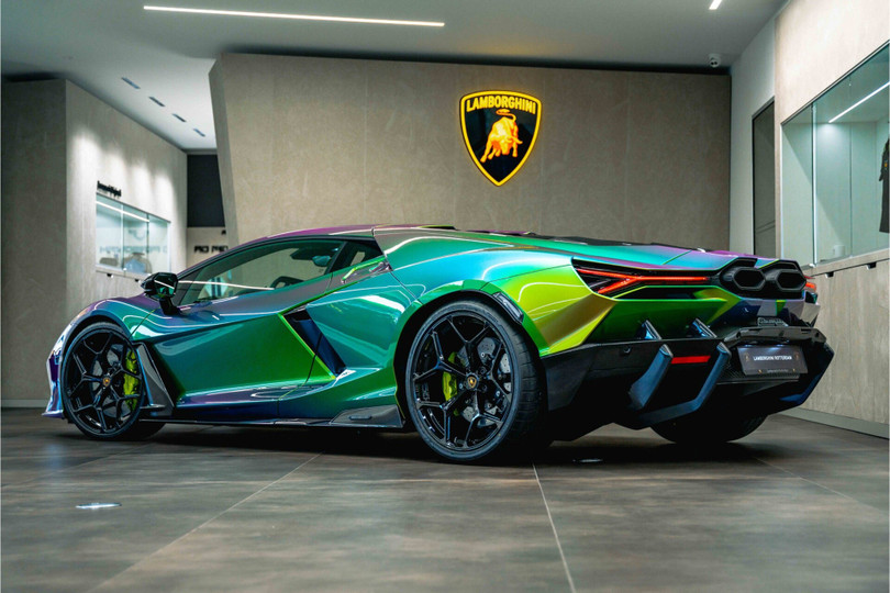 Tùy chọn màu sơn Ad Personam này khá hiếm trên các dòng xe Lamborghini nói chung và đặc biệt hiếm gặp trên siêu xe Revuelto, với số lượng giới hạn tại từng thị trường.