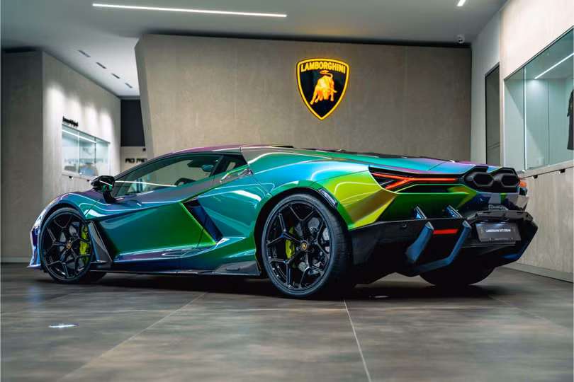 Tùy chọn màu sơn Ad Personam này khá hiếm trên các dòng xe Lamborghini nói chung và đặc biệt hiếm gặp trên siêu xe Revuelto, với số lượng giới hạn tại từng thị trường.