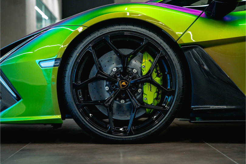 Đi kèm là bộ mâm thiết kế Altanero được sơn màu đen bóng, kích thước 21 inch ở cầu trước và 22 inch ở cầu sau, kết hợp cùng kẹp phanh màu xanh Verde Chiaro.