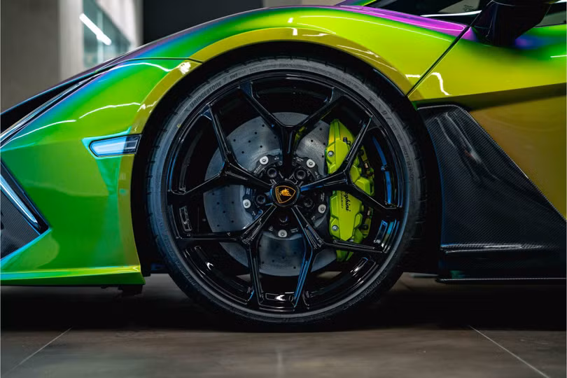 Đi kèm là bộ mâm thiết kế Altanero được sơn màu đen bóng, kích thước 21 inch ở cầu trước và 22 inch ở cầu sau, kết hợp cùng kẹp phanh màu xanh Verde Chiaro.