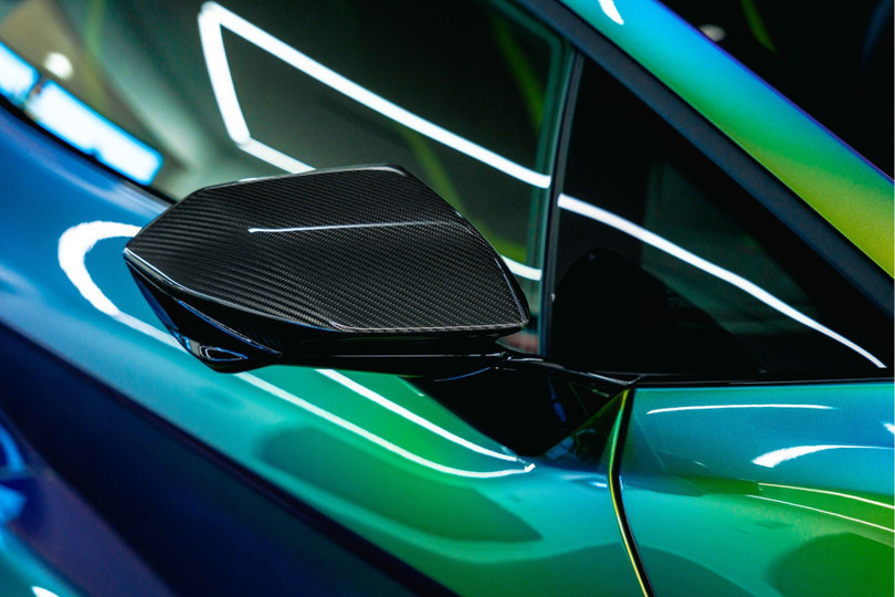 Ngoài ra, siêu xe này còn được đặt gói ngoại thất trang trí bằng sợi carbon, vốn được áp dụng tại nhiều vị trí như ốp cản trước, khuếch tán gió cản sau, ốp gương chiếu hậu, viền trang trí khoang động cơ...