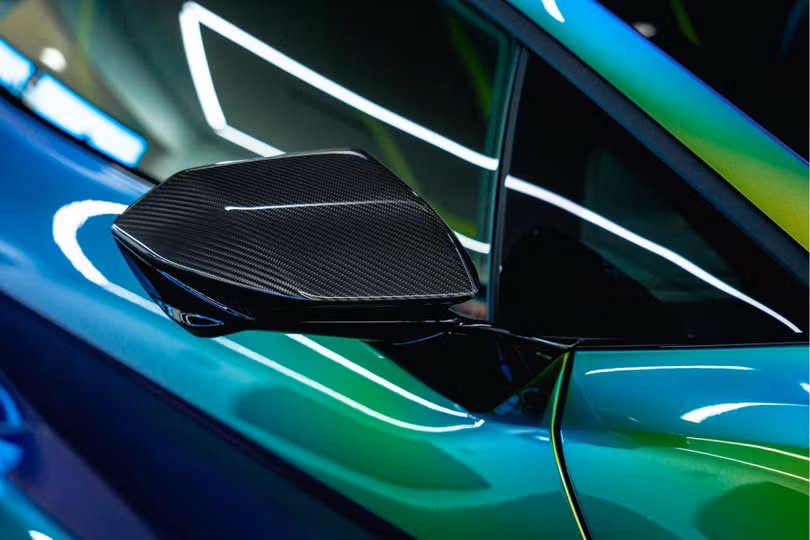 Ngoài ra, siêu xe này còn được đặt gói ngoại thất trang trí bằng sợi carbon, vốn được áp dụng tại nhiều vị trí như ốp cản trước, khuếch tán gió cản sau, ốp gương chiếu hậu, viền trang trí khoang động cơ...