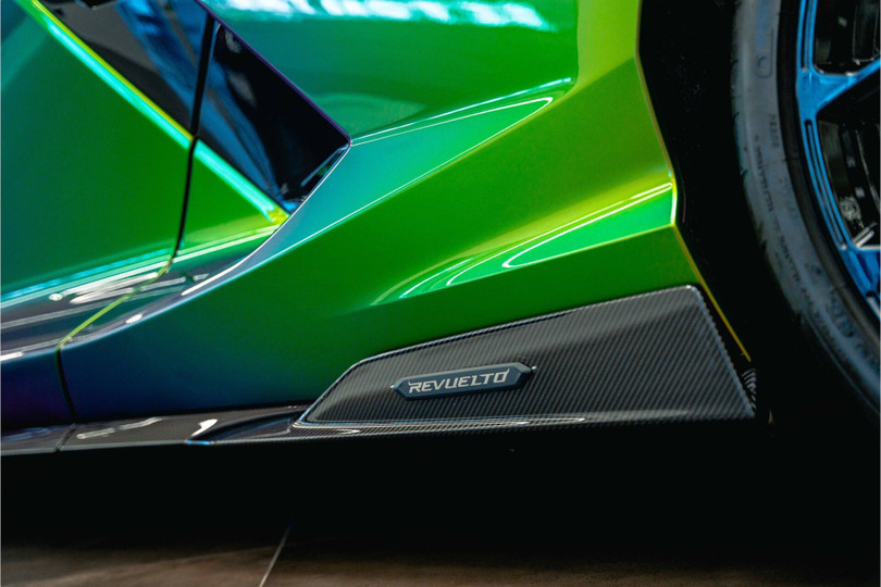 Tại Việt Nam, Revuelto cũng được nhà phân phối chính hãng giới thiệu với giá từ 44 tỷ đồng. Tuy nhiên, đến nay vẫn chưa có chiếc nào lăn bánh tại đất nước hình chữ S.