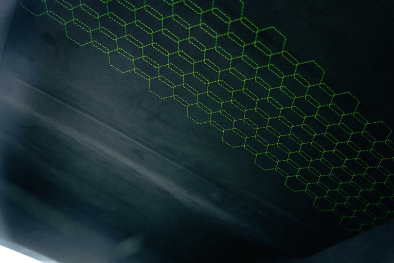 Xe được trang bị ghế Comfort với các phần đệm giúp quá trình vận hành thoải mái hơn. Các họa tiết hình lục giác màu xanh Verde Fauns được tìm thấy ở tựa lưng và trần xe.