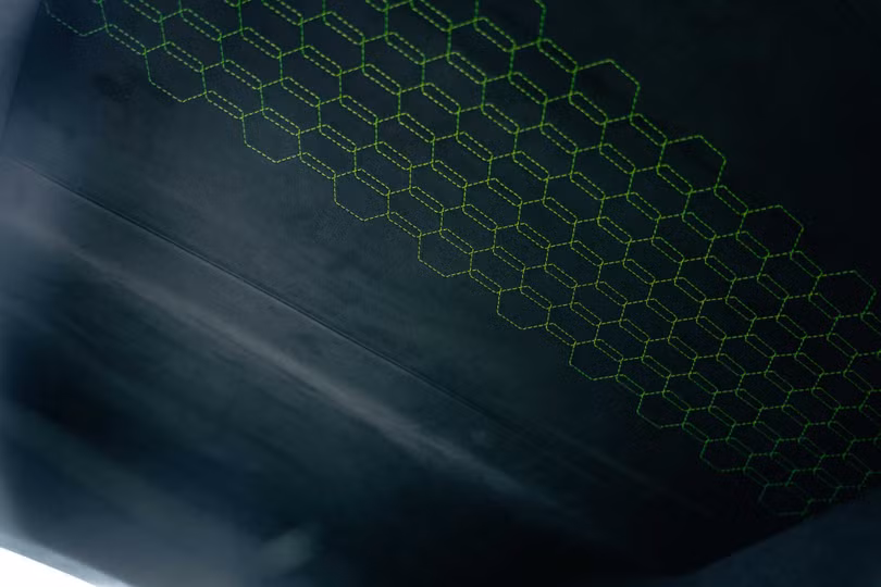 Xe được trang bị ghế Comfort với các phần đệm giúp quá trình vận hành thoải mái hơn. Các họa tiết hình lục giác màu xanh Verde Fauns được tìm thấy ở tựa lưng và trần xe.