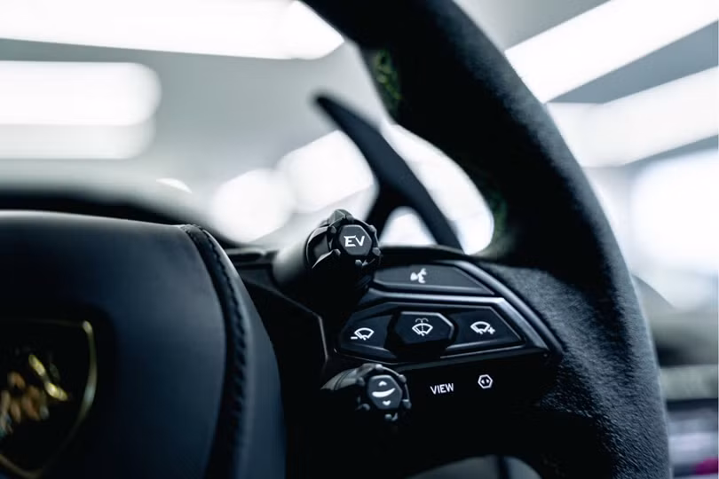 Kết hợp hộp số 8 cấp ly hợp kép, hệ thống này cho ra sức mạnh tối đa 1.015 mã lực. Khả năng tăng tốc 0-100 km/h của xe đạt mức 2,5 giây, tốc độ tối đa hơn 350 km/h.