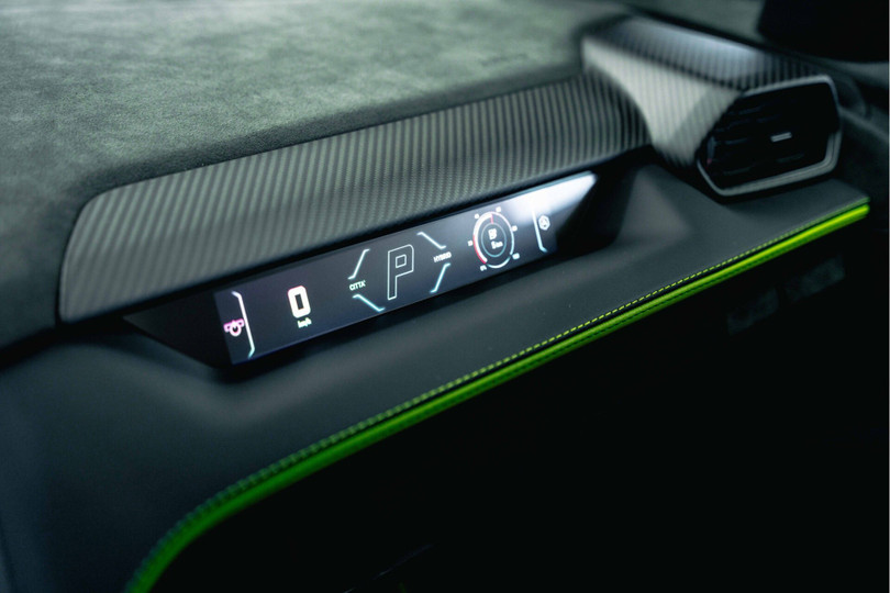 Như thường lệ, siêu xe này được trang bị bảng đồng hồ taplo kỹ thuật số 12.3 inch, màn hình trung tâm 8.4 inch và màn hình ghế phụ 9.1 inch.