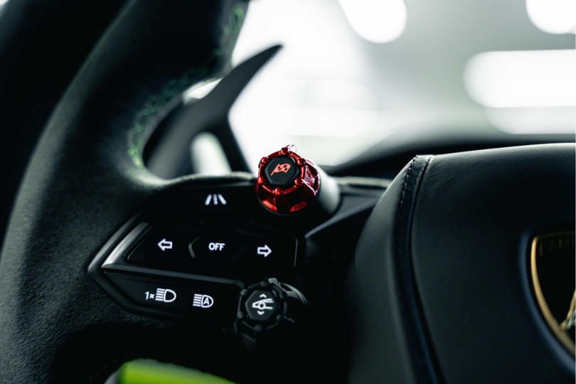 Động cơ V12 được kết hợp với một cụm động cơ điện ở cầu trước có công suất 300 mã lực, cùng hai máy phát P2-P3 eMotor ở phía sau, mỗi cơ cấu mạnh 150 mã lực.