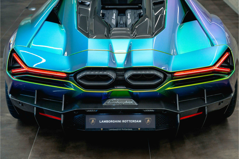 Siêu xe hybrid này được trang bị màu sơn ngoại thất xanh Verde Agave Lucido, vốn sẽ thay đổi sắc thái giữa xanh lá, tím và xanh dương dưới các điều kiện ánh sáng khác nhau.