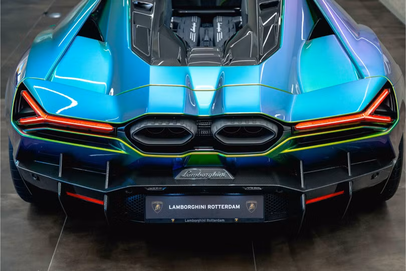 Siêu xe hybrid này được trang bị màu sơn ngoại thất xanh Verde Agave Lucido, vốn sẽ thay đổi sắc thái giữa xanh lá, tím và xanh dương dưới các điều kiện ánh sáng khác nhau.