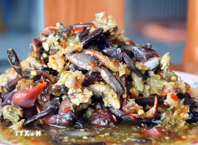 Ba khía muối được pha trộn với các gia vị khác tạo nên một món ăn không thể nào quên đối với du khách mỗi khi có dịp đặt chân đến vùng Đất Mũi Cà Mau. Ảnh: Huỳnh Anh/TTXVN.
