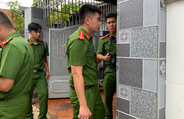 Lực lượng Công an tiến hành khám nghiệm hiện trường vụ án.