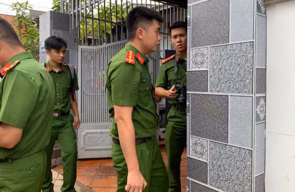 Lực lượng Công an tiến hành khám nghiệm hiện trường vụ án.