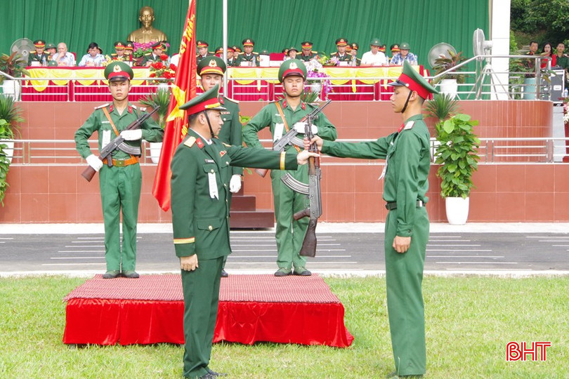 Chỉ huy đơn vị Trung đoàn 841 thực hiện nghi thức trao vũ khí cho chiến sĩ mới. bqbht_br_8.jpg