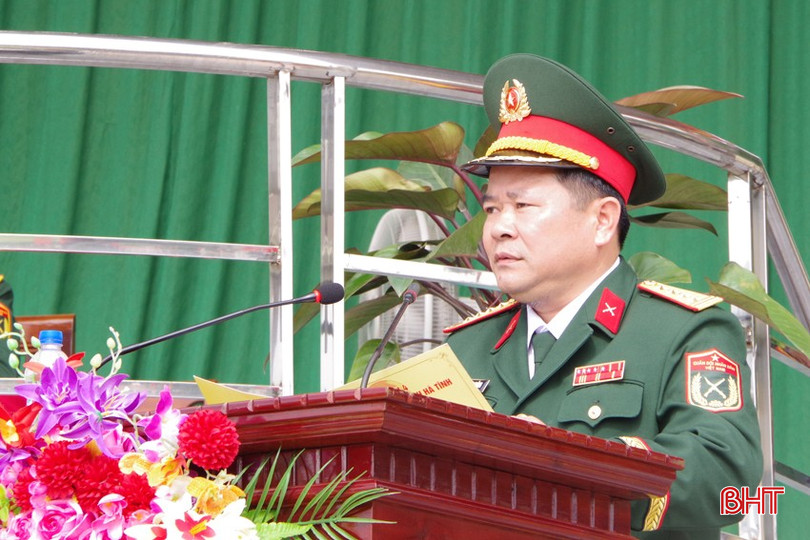 Đại tá Nguyễn Xuân Thắng giao nhiệm vụ cho chiến sĩ mới. bqbht_br_9.jpg