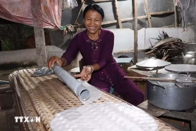 Sản xuất bánh tráng tại làng nghề bánh tráng Mỹ Lồng. Ảnh: Huỳnh Phúc Hậu/TTXVN.